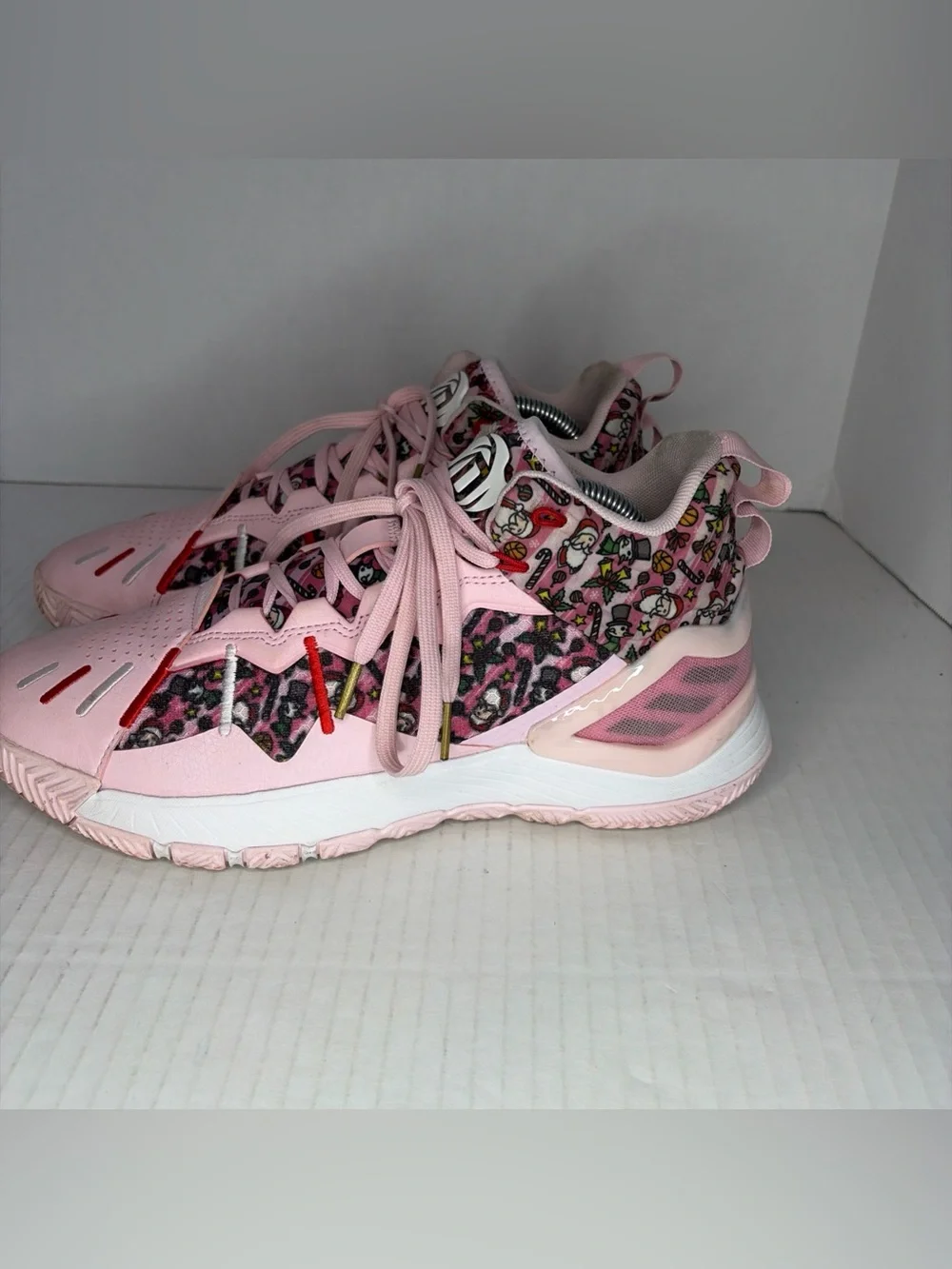 Size: 8 Adidas D Rose Son of Chi Christmas - Pink / White
